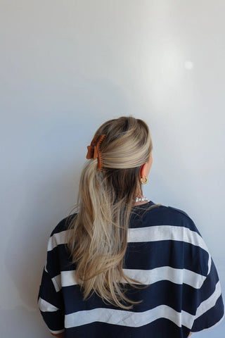KAXI Wavy Midi Hold Everything Claw