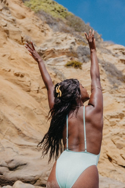 KAXI Wavy Midi Hold Everything Claw