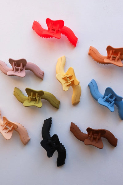 KAXI Wavy Midi Hold Everything Claw