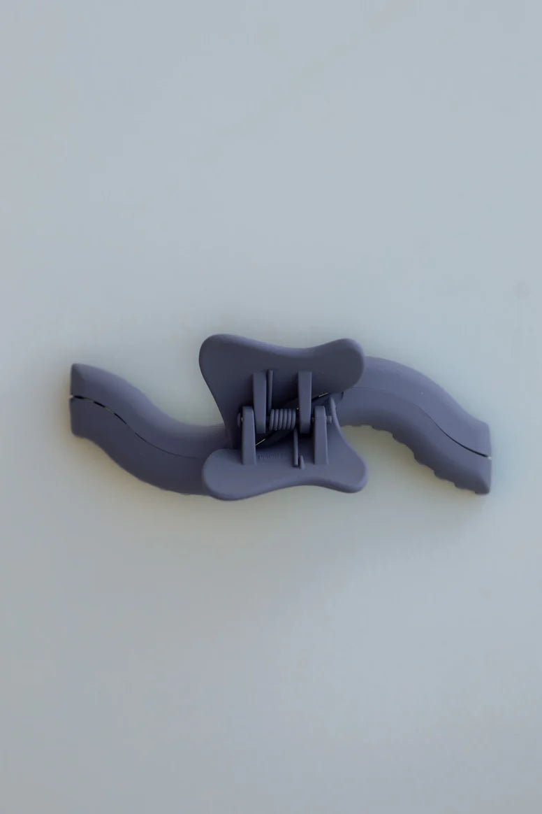 KAXI Wavy Midi Hold Everything Claw