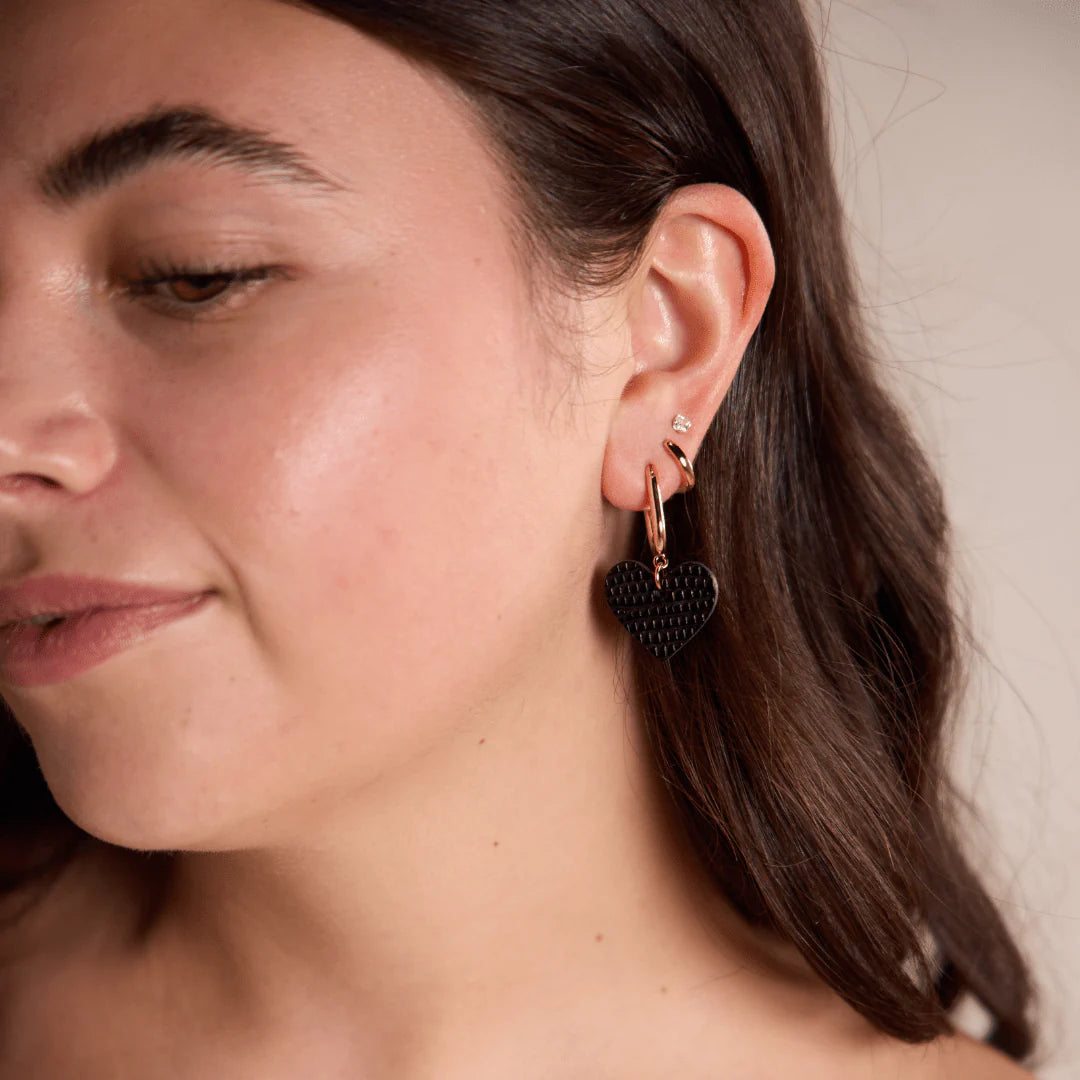 Quinn Leather Heart Huggie Earrings | Noir